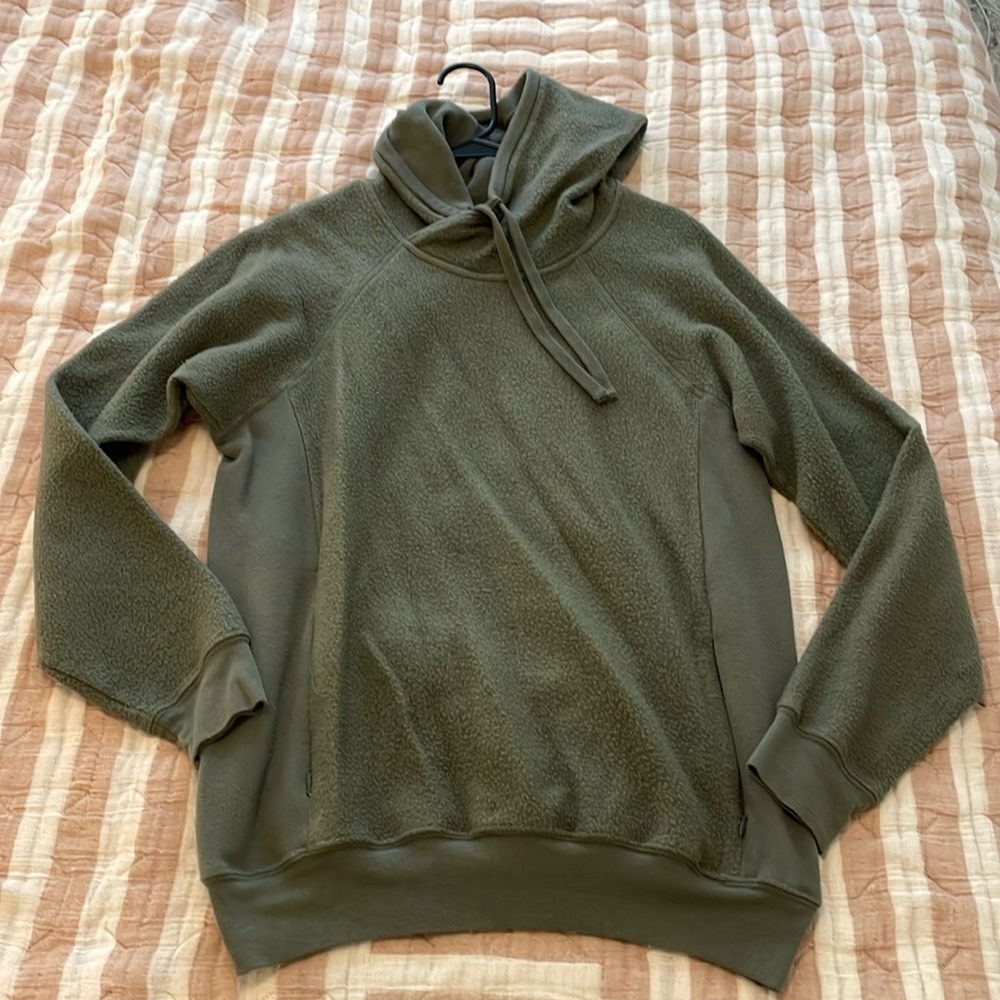 Men’s green fleece ALO Yoga hoodie with pockets. Medium